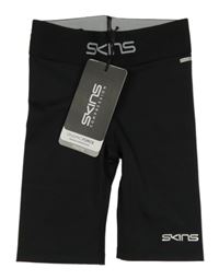 Nové - černé sportovní kraťasy s logem Skins