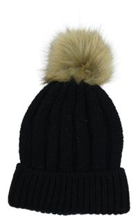 Černá žebrovaná čepice s bambulí 