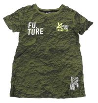 Khaki vzorované tričko s nápisem Chapter young