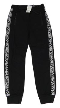 Černé chino tepláky s pruhem s nápisy H&M