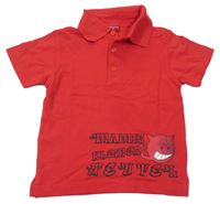 Červené polo tričko s nápisem a příšerkou