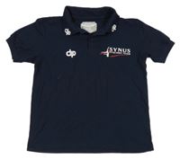 Tmavomodré polo tričko s nápisy 