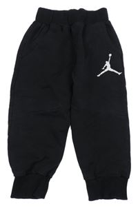 Černé tepláky s basketbalistou Air Jordan