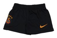 Černé sportovní kraťasy s logem Nike