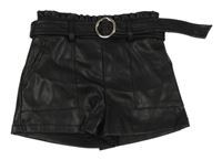 Černé koženkové kraťasy s páskem River Island