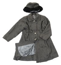 2 set - šedý flaušový kabát s kvítky a mašličkami + šedý klobouk s černou kožešinou 