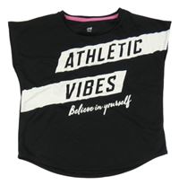 Černý sportovní crop tričko s bílými pruhy a nápisem H&M
