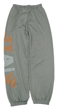 Šedé sportovní tepláky s nápisem 