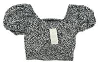 Nové - černo-bílá kytičkovaná crop halenka s průstřihem New Look