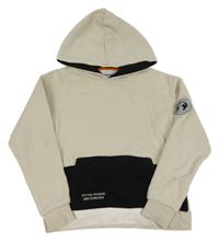 Smetanovo-černá mikina s kapsou s nápisy a nášivkou a kapucí JACK&JONES