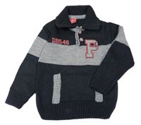 Tmavošedo-šedý svetr s nášivkou a límečkem 