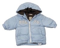 Světlemodrá šusťáková zimní bunda s nápisem a kapucí Timberland