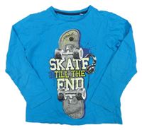 Modré triko se skateboardem a nápisy C&A