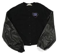 Černá baseballová crop mikina s nápisy a srdíčkem z kamínků a koženkovými rukávy H&M