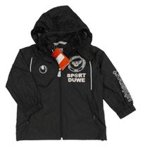 Nové - černá šusťáková sportovní bunda se znakem a ukrývací kapucí uhlsport