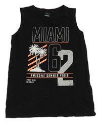 Černé tílko s číslem a palmami a nápisy Chapter young